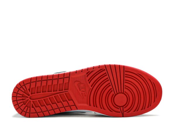 AIR JORDAN 1 MID ‘CHICAGO’4