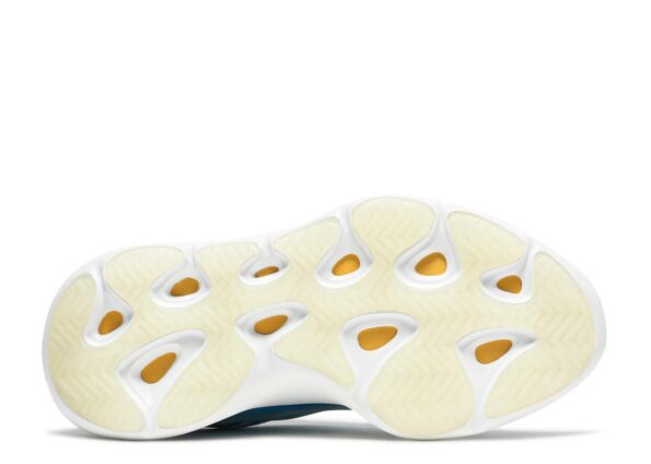 YEEZY 700 V3 ‘ARZARETH’ 3